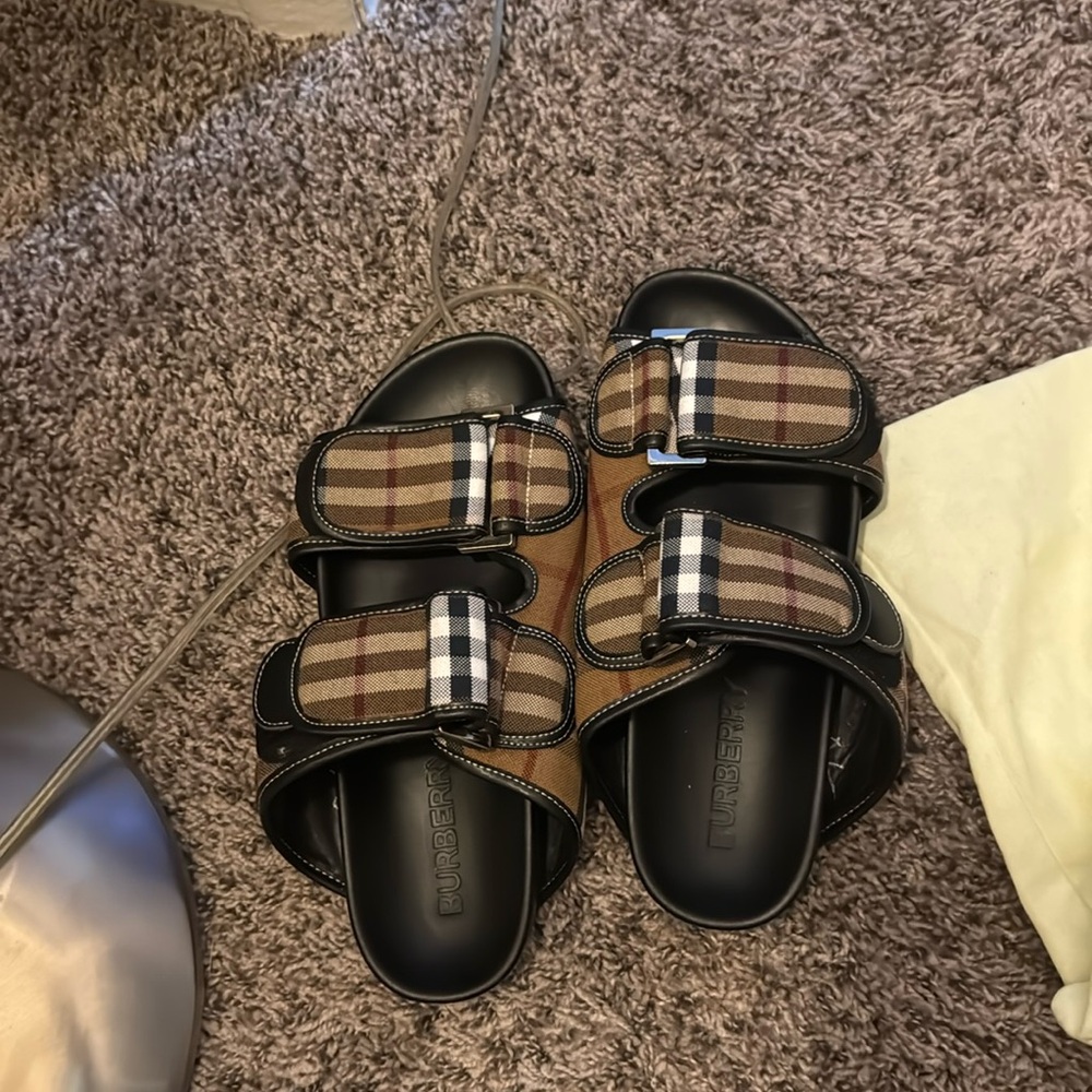 Burberry sandals slide in I only wear them 3 times authentic